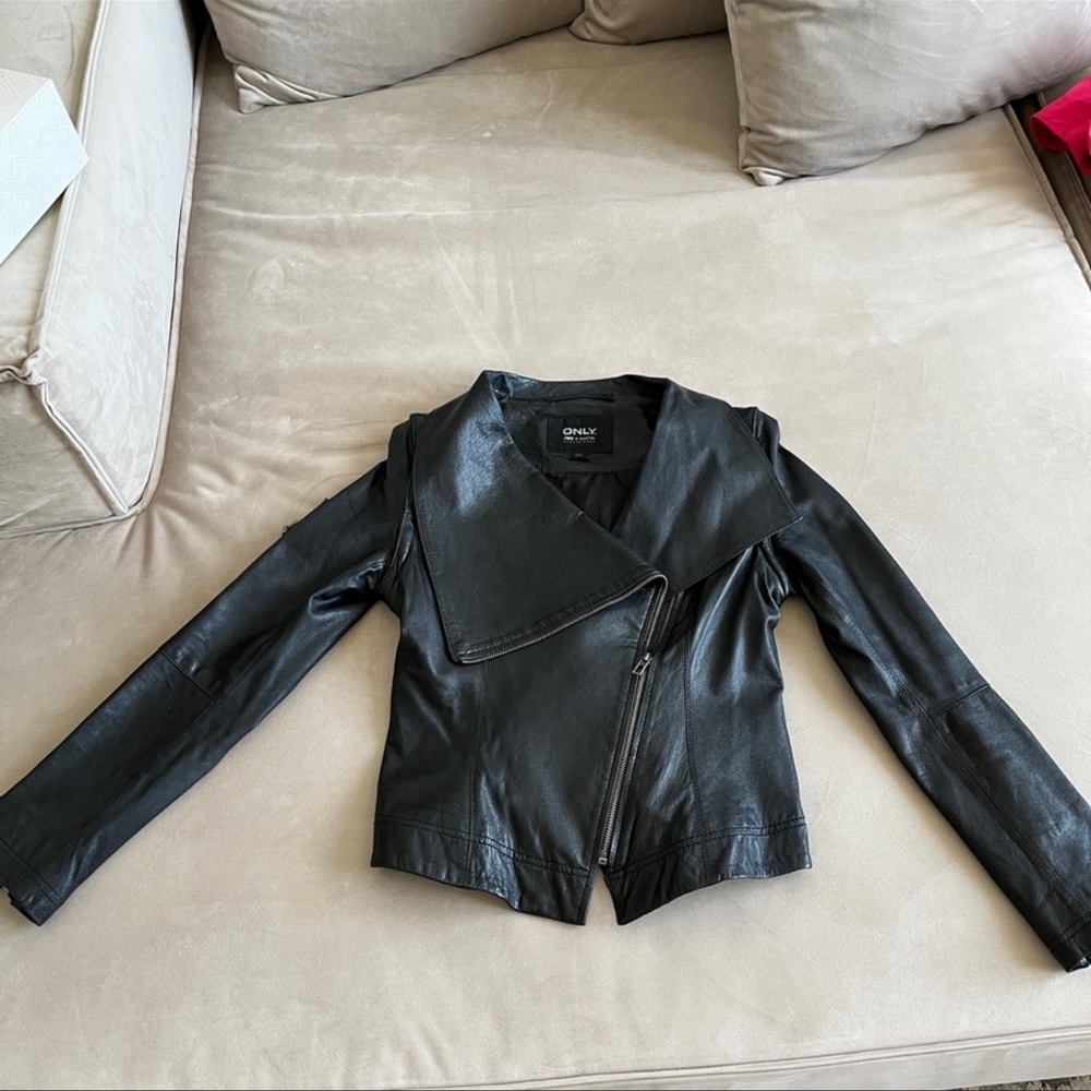 100%  leather Only-real goat leather jacket in size L but fits medium - Picture 2 of 4